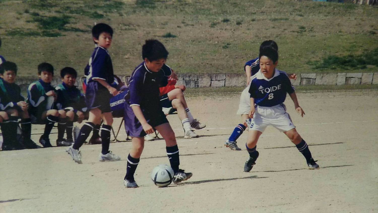 小学生の頃、サッカーに励む橋本さん