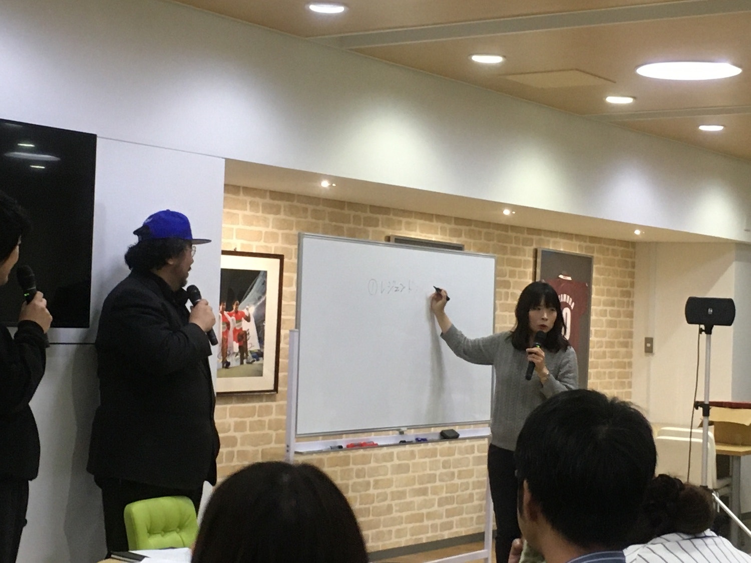 さすが現役の先生。ホワイトボード前の立ち姿がさまになります