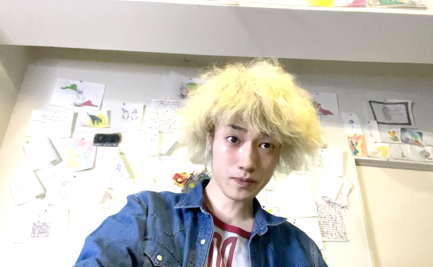 『埋葬は三日月の朝をくちずさむ』執筆アトリエから