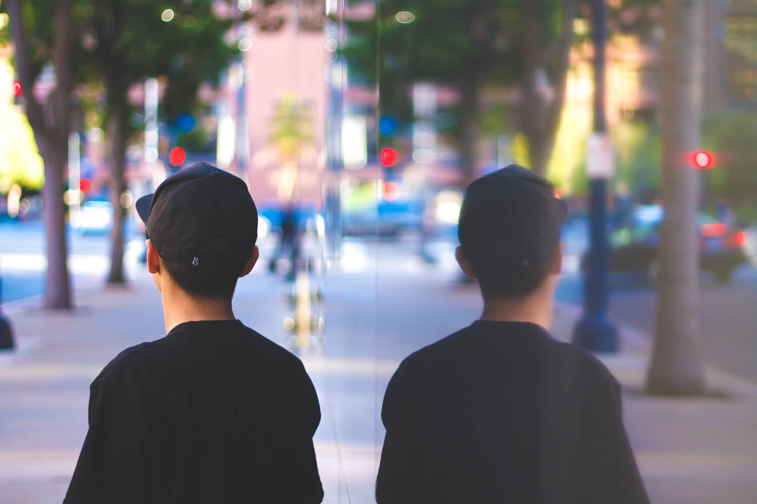 リーダーは背中を見せる｜かぶる帽子をひとつにする