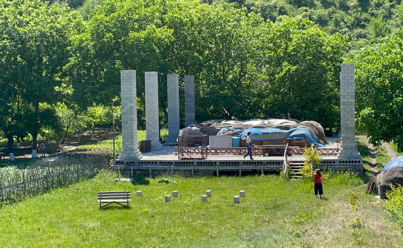 モルドバの山の中で見つけた屋外劇場