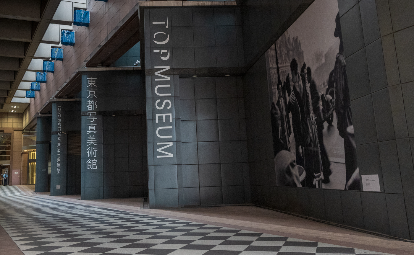 "そのシャッターは何のために？"問いかけられた写真展《本橋成一とロベール･ドアノー|交差する物語》