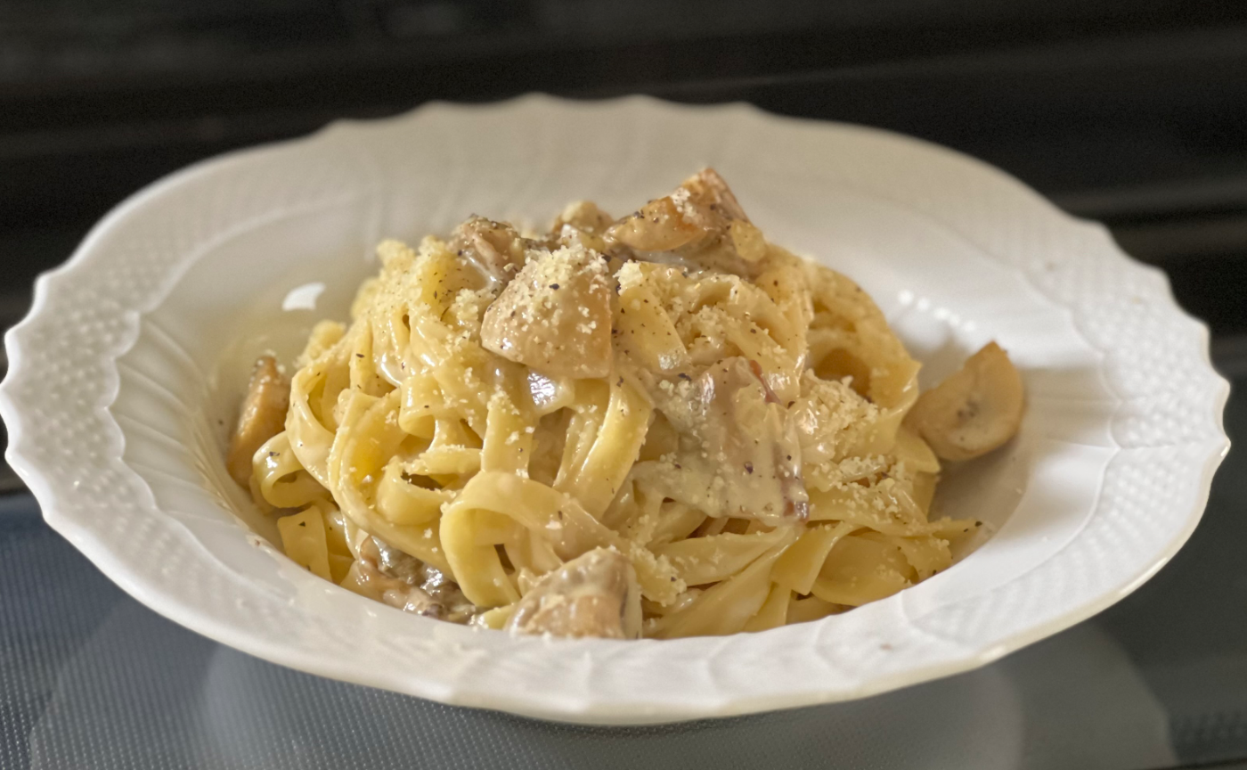乾燥ポルチーニとホワイトマッシュルームのクリームパスタ