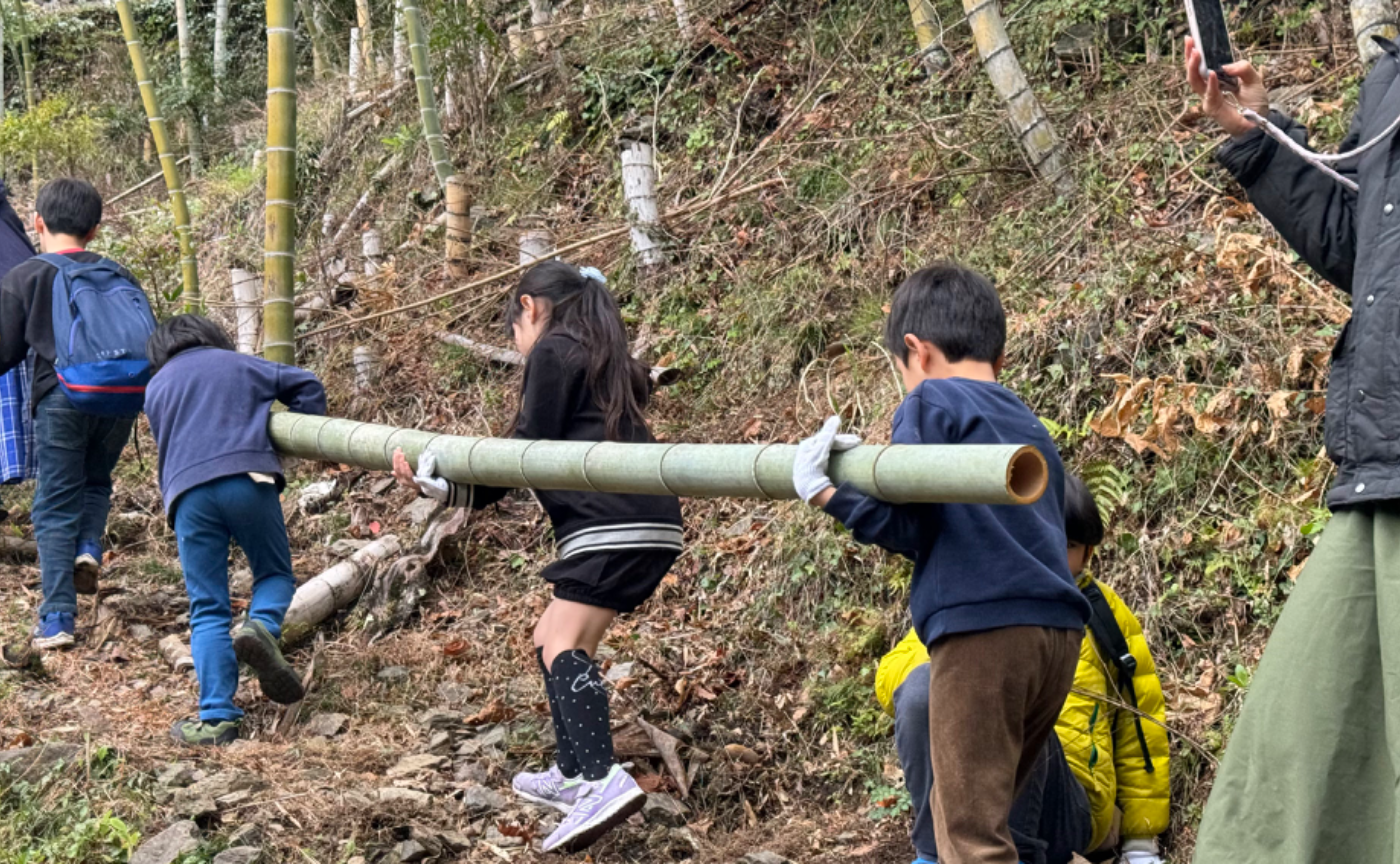 《レポート》4/5,6【春の親子リトリート】藤野の秘境で原始人体験！〜火おこし、竹食器作り 食べれる山野草つみ体験〜