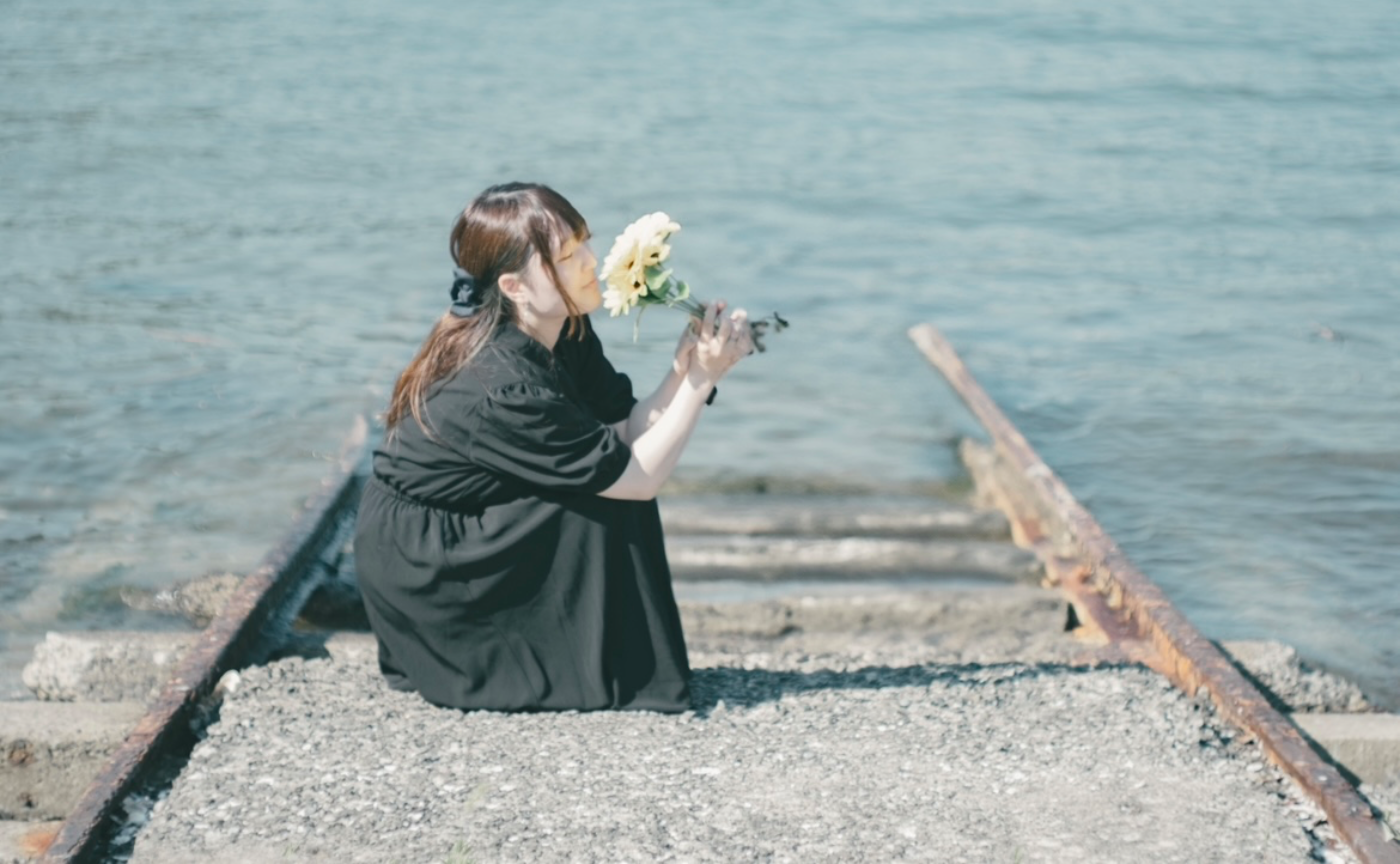 海へと続く線路の道