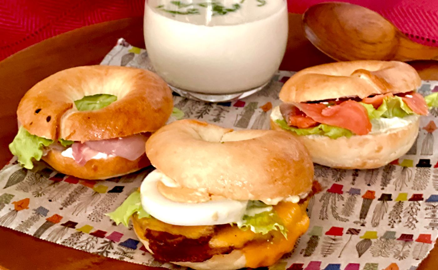 朝食は昨夜夜中に🤭焼いたベーグル🥯昨日仕事帰りに息子が成城石井でプロシュートとかたまりベーコン...