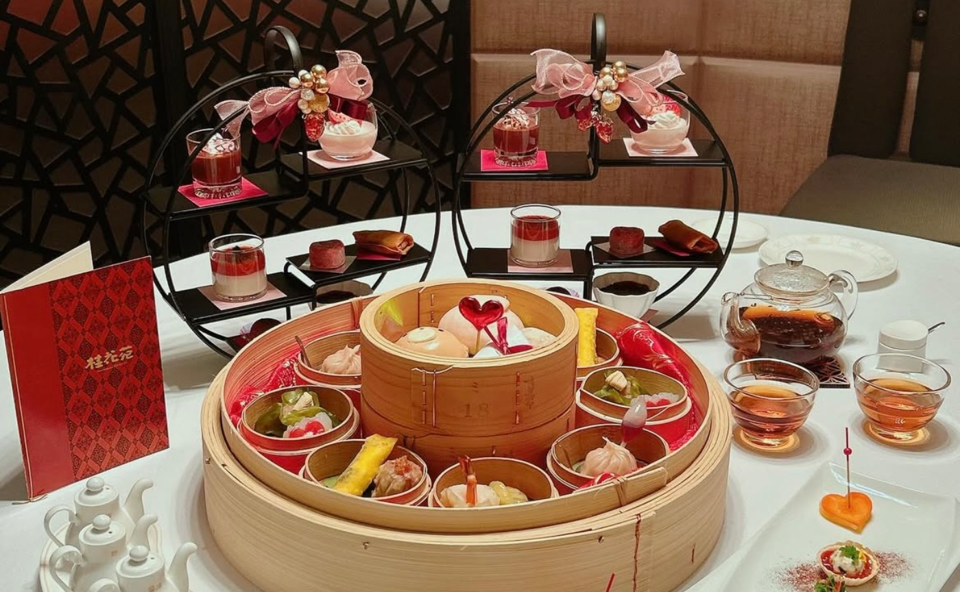 テーブルの上は春爛漫 チャイニーズアフタヌーンティー