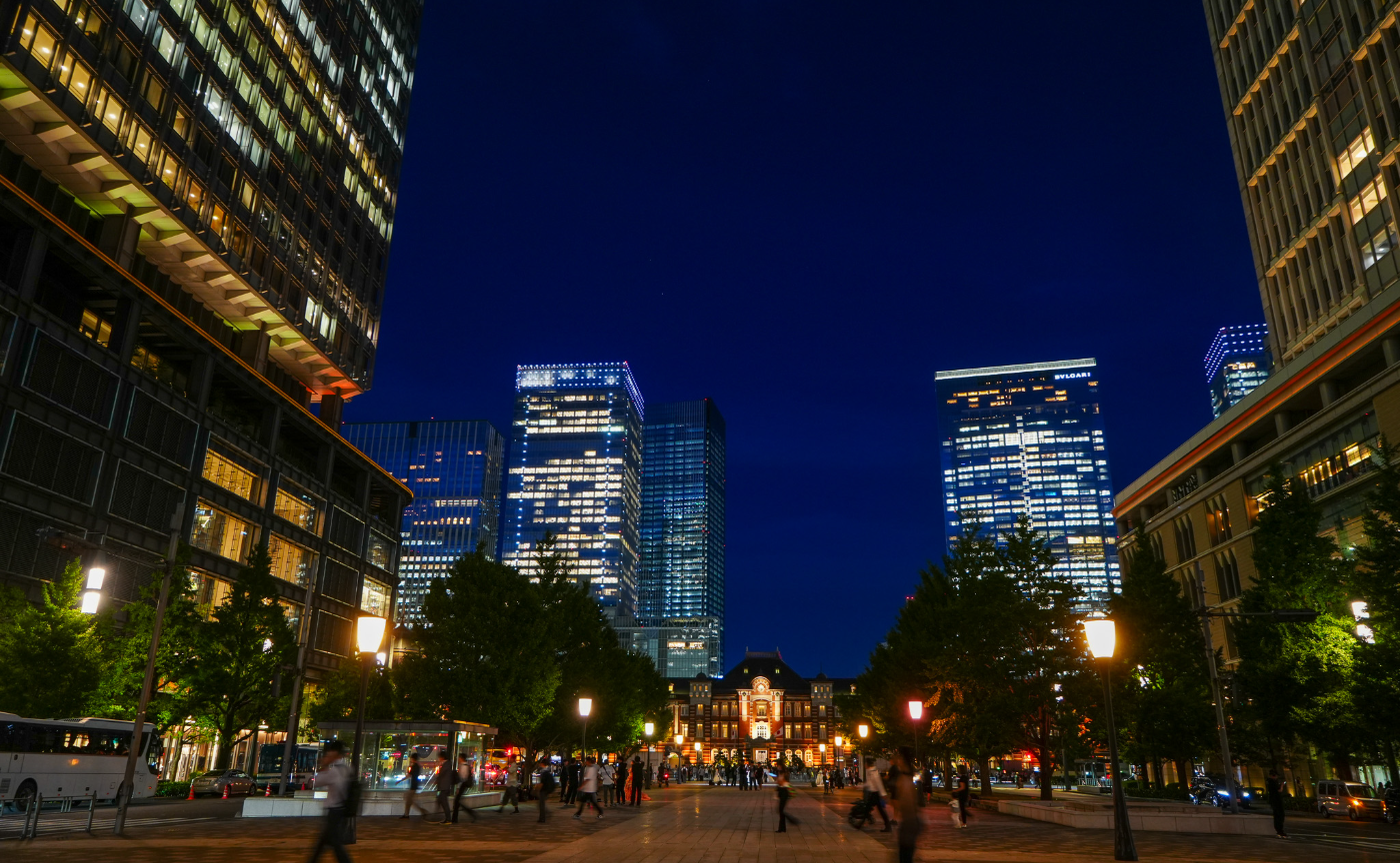 夜の丸の内(東京駅付近)で、ストロボ撮影の練習会