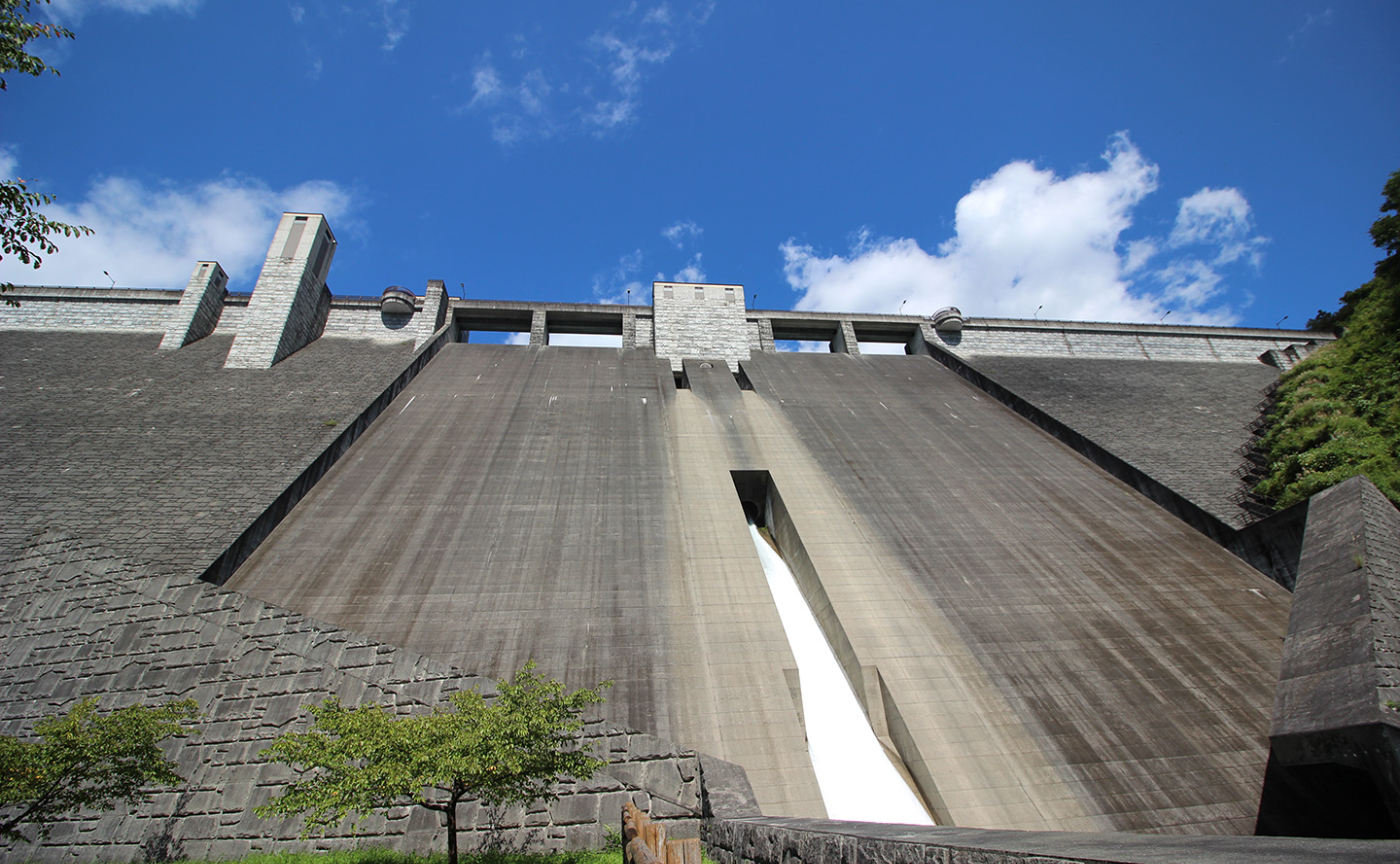 中之条ビエンナーレでダムを背にパフォーマンスする新種のImmigrationsBを体験する午後