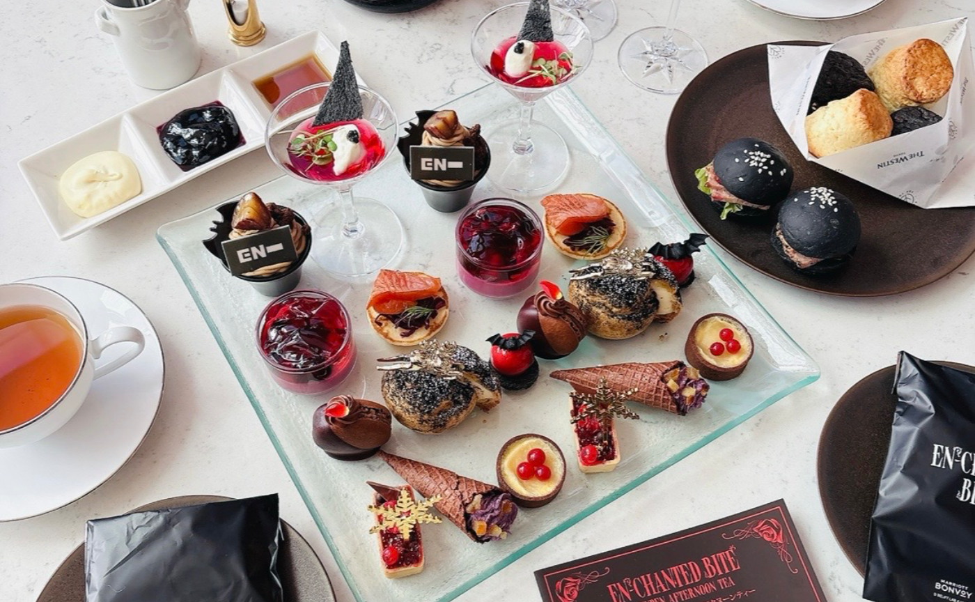 漆黒 深紅の世界観広がるアフタヌーンティーへ