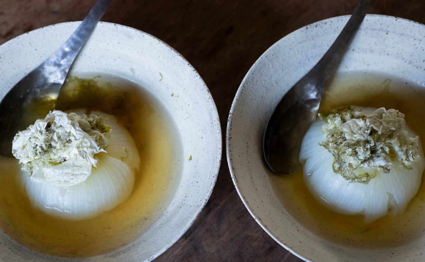 新玉ねぎを丸ごと味わう
やさしいスープと、桜香る春巻き