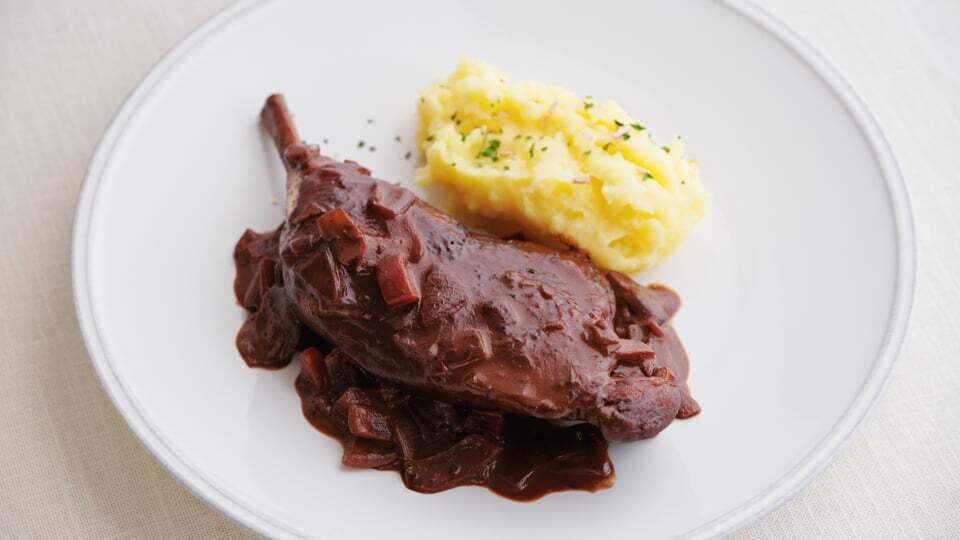 鶏もも肉の赤ワイン煮込み（コック・オ・ヴァン）| 料理ライブ配信No.55
